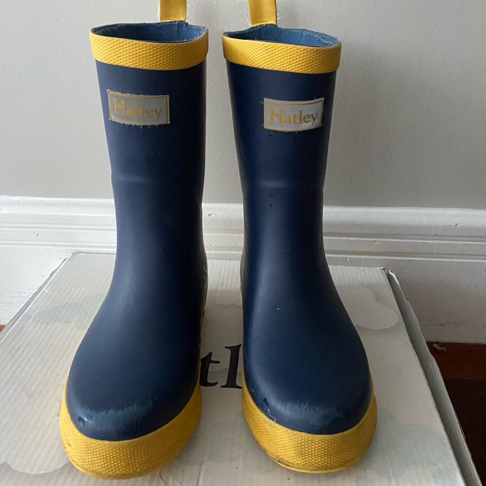 Hatley Navy & Yellow Matte Rain Boots in size 12